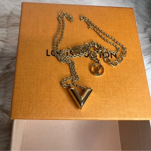 LOUIS VUITTON Essential V Necklace W Box & Dustbag
